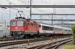 Re 4/4 II 11125 durchfährt bei trübem Wetter den Bahnhof Muttenz.