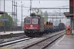 Gterzug mit Personenbefrderung. Er durfte aussteigen. Re 420 261-0 in Hgendorf, Apil 2017.