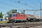 Re 4/4 II 11242 durchfährt den Bahnhof Pratteln. Die Aufnahme stammt vom 23.05.2017.