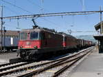 SBB - Loks 420 337-8 und  620 ... vor Güterzug bei der durchfahrt im Bahnhof Gwatt am 10.05.2017