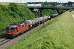 SBB: Re 4/4II 420 278-4 CHAM mit einem Ölzug aus der Westschweiz bei Niederbipp in Richtung Basel unterwegs am 15.