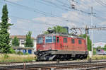 Re 4/4 II 11232 durchfährt den Bahnhof Pratteln. Die Aufnahme stammt vom 20.06.2017.