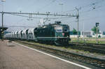 SBB: Kieszug von Ciments Vigier SA mit einer Re 4/4II in Luterbach-Attisholz im Juli 1998.