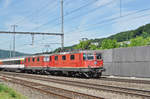 Doppeltraktion, mit den Loks 11301 und 11153, durchfahren den Bahnhof Gelterkinden.