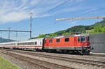 Re 4/4 II 11151 durchfährt den Bahnhof Gelterkinden. Die Aufnahme stammt vom 05.07.2017.