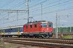 Re 4/4 II 11133 durchfährt den Bahnhof Muttenz. Die Aufnahme stammt vom 24.08.2017.