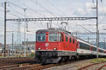 Re 4/4 II 11116 durchfährt den Bahnhof Muttenz. Die Aufnahme stammt vom 04.09.2017.