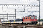 Re 4/4 II 11154 durchfährt den Bahnhof Muttenz. Die Aufnahme stammt vom 04.09.2017.