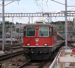 In Winterthur herrscht rechts im Bild bei einer zugesperrte Bahnunterführung eine Baustelle: Die SBB Re 4/4 II Nr.