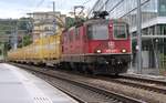 Die SBB Re 420 292-2 durchfuhr am 23. September 2017 mit einem Postzug auf Gleis 8 den Bahnhof Zürich Oerlikon.