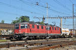 Doppeltraktion, mit den Loks 420 349-3 und 11277 durchfahren den Bahnhof Pratteln.