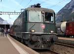 SBB Historic / Eurovapor: Doppeltraktion Elefanten am Gotthard
Die SBB Re 4/4 II 11161 mit dem Fotozug; bestehend aus den Wr und A, welche den Dampfzug begleiten wird und um den Fahrgästen Fotos der Dampffahrt zu ermöglichen; kommt im Bild auf Gleis 2 im Bahnhof Erstfeld an. Samstag, 21. Oktober 2017