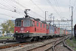 Dreifach Traktion, mit den Loks 420 348-5, 421 385-6 und 11343, durchfahren den Bahnhof Pratteln. Die Aufnahme stammt vom 04.11.2017.