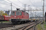 Re 4/4 II 11315 durchfährt den Bahnhof Pratteln. Die Aufnahme stammt vom 08.11.2017.