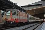 SBB Re 4/4 II Nr. 11109 (ex. Swiss Express)  Crèmeschnitte  vorgespannt auf Gleis 4 im HB Zürich vor dem IR Ersatzzug nach Luzern. Ein SBB Panaramawaggon war zudem auch  Bestandteil  der tollen Kompostition. Mittwoch, 22. Oktober 2017 

Heute hatte ich ziemlich Glück, denn ich sah beide Swiss Express Loks. Es sind heute noch die einzigen die ihre alte Farbumgebung behielten. Doch leider hatte ich die nicht gleichzeitig in ein Bild bringen können... Auch sah ich auf den Abstellgleisen Zürich 2 grüne Re 4/4 II (vom Zug aus gesehen) und natürlich dutzende weitere Re 4/4 II in der normalen Farbumgebung - rot.
