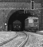 SBB Re 4/4 II Nr. 11164 trifft am Nordportal des alten Gotthardtunnels die 3 Dampflokomotiven (B 3/4 1367 / C 5/6 2969/2978) in Göschenen. Sonntag. 21. Oktober 2017