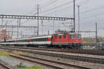 Re 4/4 II 11140 durchfährt den Bahnhof Muttenz. Die Aufnahme stammt vom 09.11.2017.