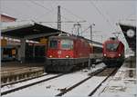 Alpenbahnloks im Flachland: Während die ÖBB 1116 087 den IC von Stuttgart nach Singen brachte und nun auf die Rückleistung wartet, hat die SBB Re 4/4 II 11139 den Zug übernommen