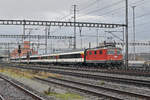 Re 4/4 II 11141 durchfährt den Bahnhof Muttenz. Die Aufnahme stammt vom 09.11.2017.