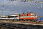 Re 4/4 II 11109 durchfährt den Bahnhof Muttenz.
