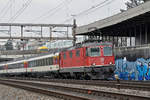 Re 4/4 II 11132 fährt Richtung Bahnhof Muttenz.