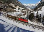 Die Re 4/4 11264 mit einem Güterzug am 22.01.2016 unterwegs bei Wassen.