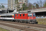 Re 4/4 II 11156 fährt Richtung Bahnhof Muttenz.