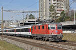 Re 4/4 II 11303 fährt Richtung Bahnhof Muttenz.