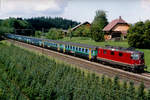 SBB: Der typische Reisezug der Neunzigerjahre mit einer Re 4/4 II, wie er auf der Strecke Olten-Bern verkehrte. Verewigt wurde diese stilreine Komposition in Wyssenried bei Bützberg im Juli 1997. Der fotogene Streckenabschnitt wurde wegen der Streckenführung der NBS zurückgebaut.
Foto: Walter Ruetsch  