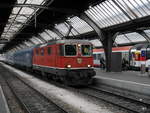 SBB - Re 4/4 11143 vor Nachtzug bei Rangierfahrt im HB Zürich am 28.01.2018