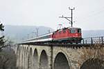 SBB Re 4/4 II Nr. 11130 durchquert mit IC 4 Zürich HB - Stuttgart Hbf die Rheinbrücke in Eglisau. 7. Februar 2018