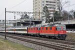 Doppeltraktion, mit den Re 4/4 II 11129 und 11139, fahren Richtung Bahnhof Muttenz.