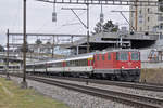 Re 4/4 II 11126 fährt Richtung Bahnhof Muttenz. Die Aufnahme stammt vom 29.01.2018.