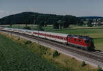 SBB: EC Eurocity  Verdi  mit einer nicht erkennbaren Re 4/4 auf der alten Stammstrecke bei Bettenhausen im August 1999 in Richtung Süden unterwegs.
Foto: Walter Ruetsch  