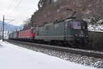 Re 420 330-3 zusammen mit Re 6/6 11670  Affoltern am Albis , Re 420 344-4 und Re 6/6 11663  Eglisau  ziehen am 01.03.2018 auf der Bözberg Südrampe bei Schinznach Dorf ihren Güterzug in Richtung Süden.