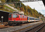 SBB: Re 4/4 II 11147, erste Generation, beim Verlassen des Bahnhofs Le Locle am 11. Oktober 2004.
Foto: Walter Ruetsch