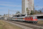 Re 4/4 II 11155 fährt Richtung Bahnhof Muttenz. Die Aufnahme stammt vom 05.03.2018.