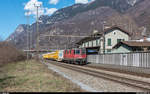 Re 4/4 II 11293 mit Postzug Härkingen - Cadenazzo am 14. März 2018 bei der Durchfahrt in Claro.