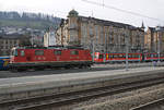 SBB/SGA/AB: Sehr bald Geschichte.
Impressionen vom 17. März 2017 mit Re 4/4 bespannten Personenzügen im Bahnhof St.Gallen.
Zusammentreffen von Re 420 301-4 und Pendelzug der Appenzeller Bahn vor imposanter Kulisse.
Foto: Walter Ruetsch