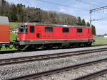 SBB - Re 4/4 420 273-5 vor Güterzug in Riedwil am 03.04.2018
