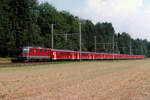 SBB/EBT: Dieser nicht alltägliche Zug der damaligen EBT mit einer nicht erkennbaren SBB Re 4/4 II vor zehn EBT Personenwagen verschiedener Bauart wurde im August 1994 bei Oberburg verewigt.
Foto: Walter Ruetsch 