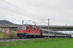 Re 4/4 II 11143 fährt Richtung Bahnhof Itingen.