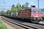 Re 420 289-1 mit einem Aushubzug unterwegs auf der Bözberg Südrampe am 18.05.2018, festgehalten bei der Durchfahrt in Villnachern.