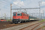 Re 4/4 II 11130 durchfährt den Bahnhof Muttenz. Die Aufnahme stammt vom 19.05.2018.