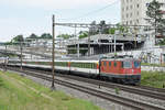 Re 4/4 II 11136 fährt Richtung Bahnhof Muttenz.