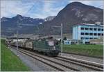 Die SBB Re 420 330-3 mit einem Güterzug Richtung Wallis kurz nach Aigle.
12. April 2018