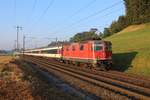 SBB Re 4/4 II Nr. 11127 unterwegs im Morgengrauen mit IC 4 Zürich HB - Stuttgart Hbf kurz vor dem Bahnhof Eglisau. An dieser Stelle entgleiste vor wenigen Wochen, ein Güterzug. Der Schaden an den Bahnschwellen ist (noch) deutlich sichtbar.

Dienstag, 24. Juli 2018