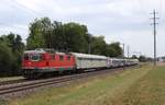 Die SBB Re 4/4 II Nr. 11152 schleppt am 13. August 2018 einen FLIRT UK BMU Class 755 für Greater Anglia, zwischen Erlen und Sulgen.