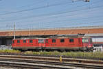 Die beiden Re 4/4 II 11233 und 11239 stehen auf einem Abstellgleis beim Bahnhof Pratteln.