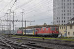 Zuckerrüben Zug, mit der Re 4/4 II 11134, dem RBe 540 074-2 und der Re 4/4 II 11154, durchfährt bei starkem Regen den Bahnhof Pratteln.